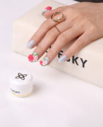 4D – WHITE NAIL ART